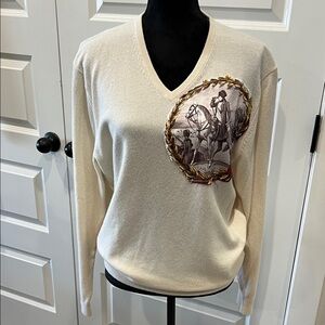 Elegant Cream V-Neck Sweater with Graphic Detail SzL